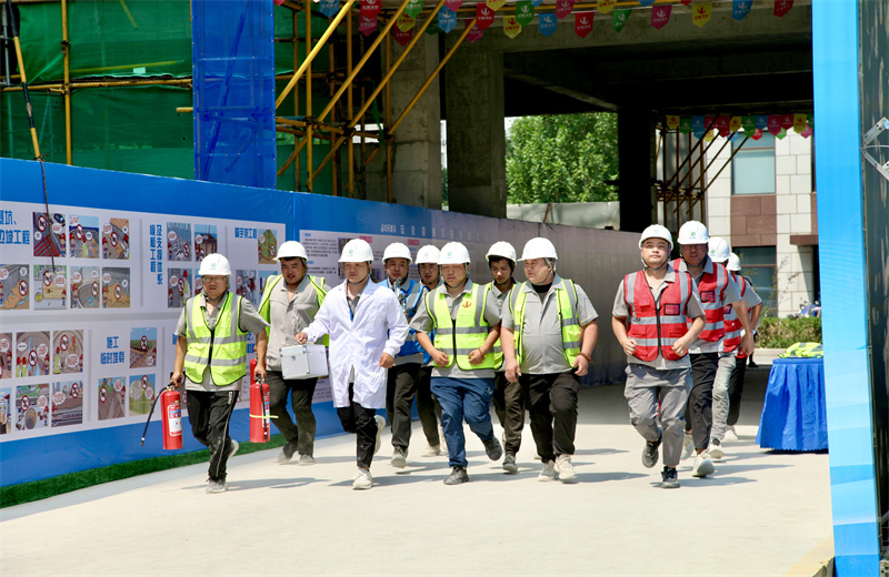 2025年6月24日，中海企業集團山東公司“人人講安全，個個會應急——查找身邊安全隱患”2025年“安全生產月”主題活動在天津公司濟南中海天空之鏡項目成功舉辦。